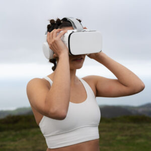 femme portant un casque VR